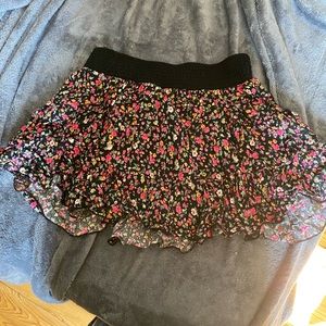 Flowered short skirt